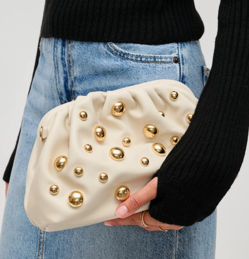 Clutch Kunstleder hellbeige mit goldenen Nieten