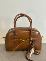 Handtasche in Mocha Mousse mit Charms