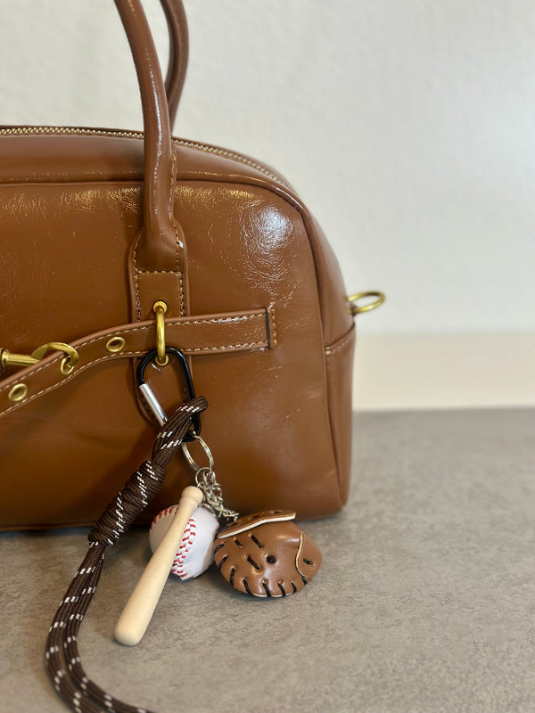 Handtasche in Mocha Mousse mit Charms