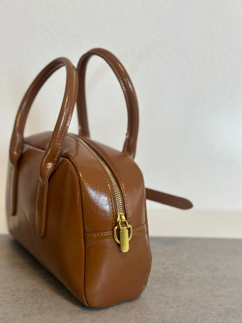 Handtasche in Mocha Mousse mit Charms