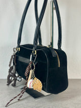 Handtasche schwarz Wildlederoptik mit Charms