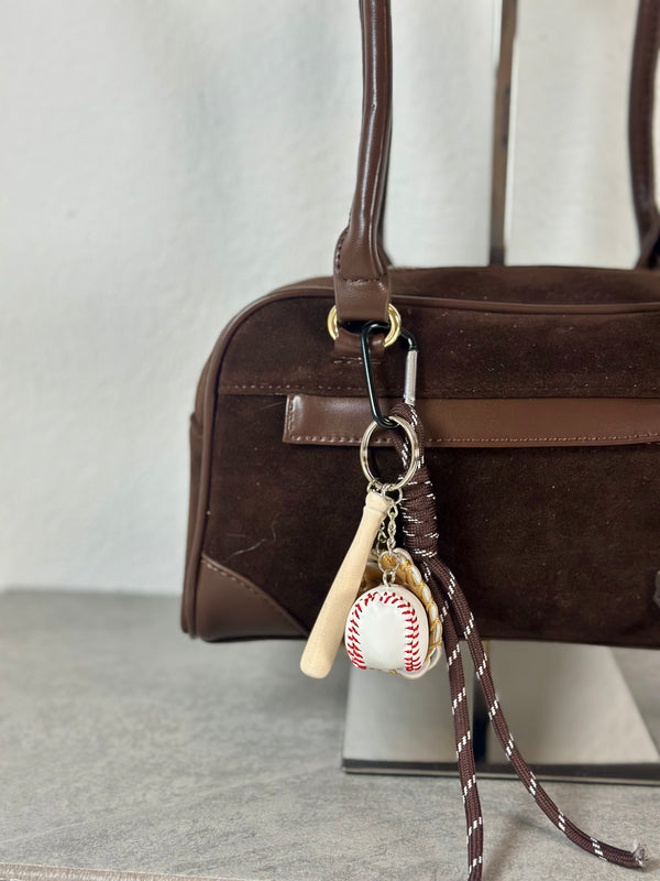 Handtasche dunkelbraun Wildlederoptik mit Charms