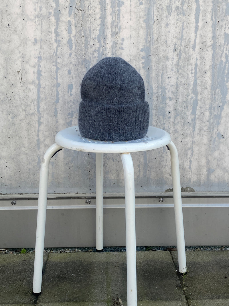 Bonnet en laine angora en gris foncé